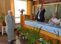 Вручення медалі Володимира Великого академіку АН ВО України, доктору с.-г. наук, професору, завідувачу кафедри рослинництва Олександру Зінченку